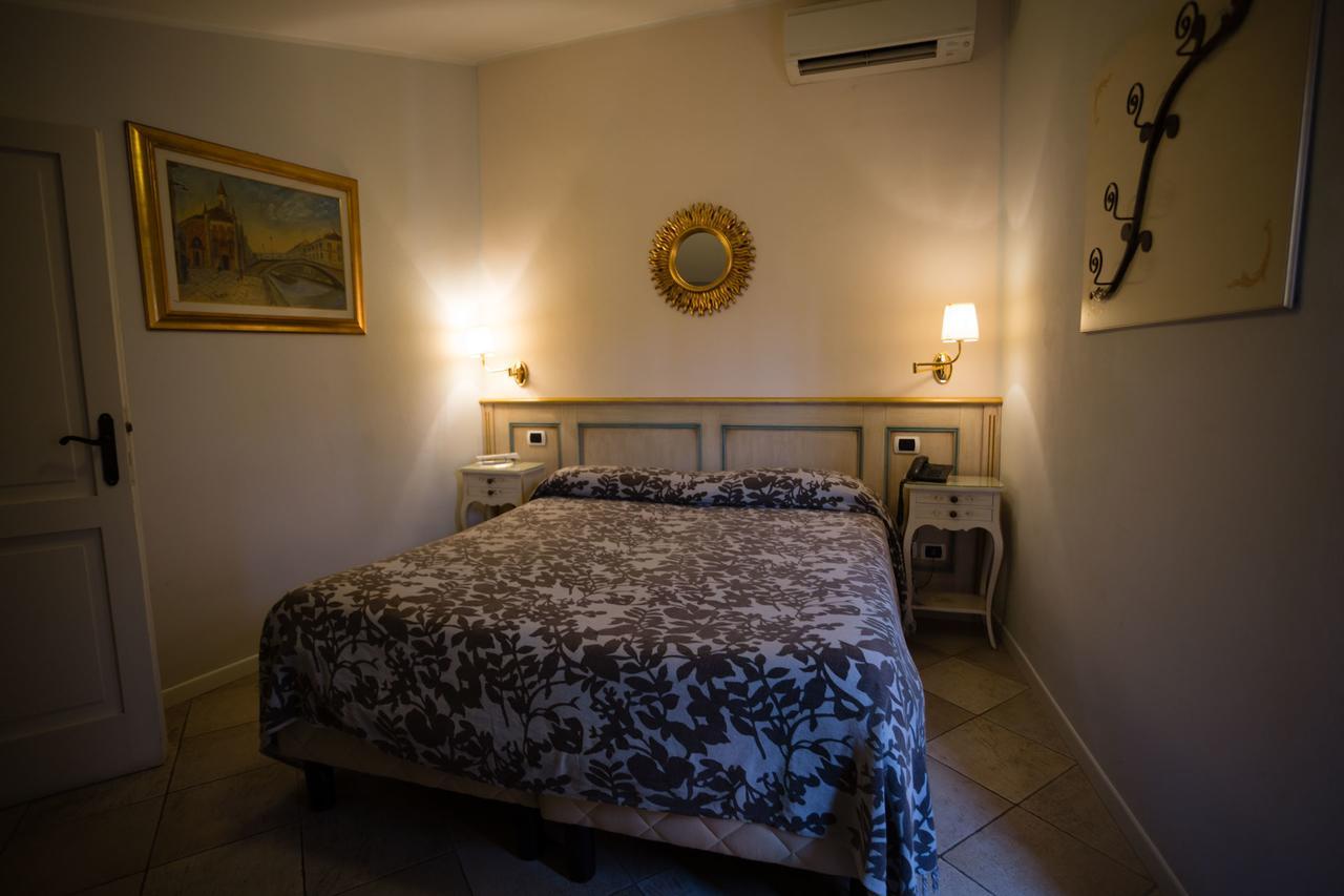 Alessi Hotel Trattoria Desenzano del Garda Exteriör bild